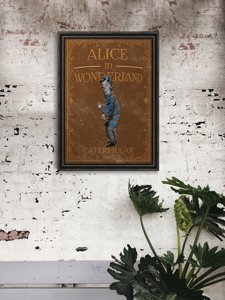 Retro plakát Alice v Wonderlandu pánvi Housenka